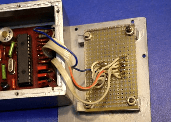 Простой измеритель ESR электролитических конденсаторов на микроконтроллере  PIC16F873